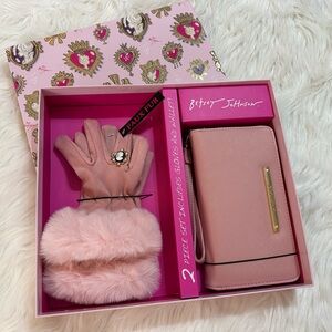BETSEY JOHNSON BLUSH PINK 2-PIECE GIFT SET GLOVES & WALLET NEW WITH TAGS